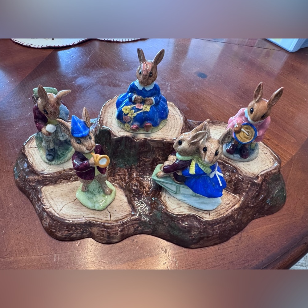 Royal doulton Bunnykins figurines & beswick stand
baby gift for collector